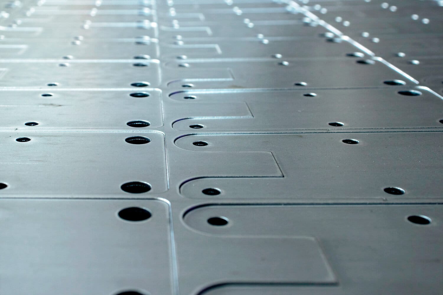Nous fournissons des services de découpe laser pour les tôles en aluminium, cuivre, acier et acier inoxydable.